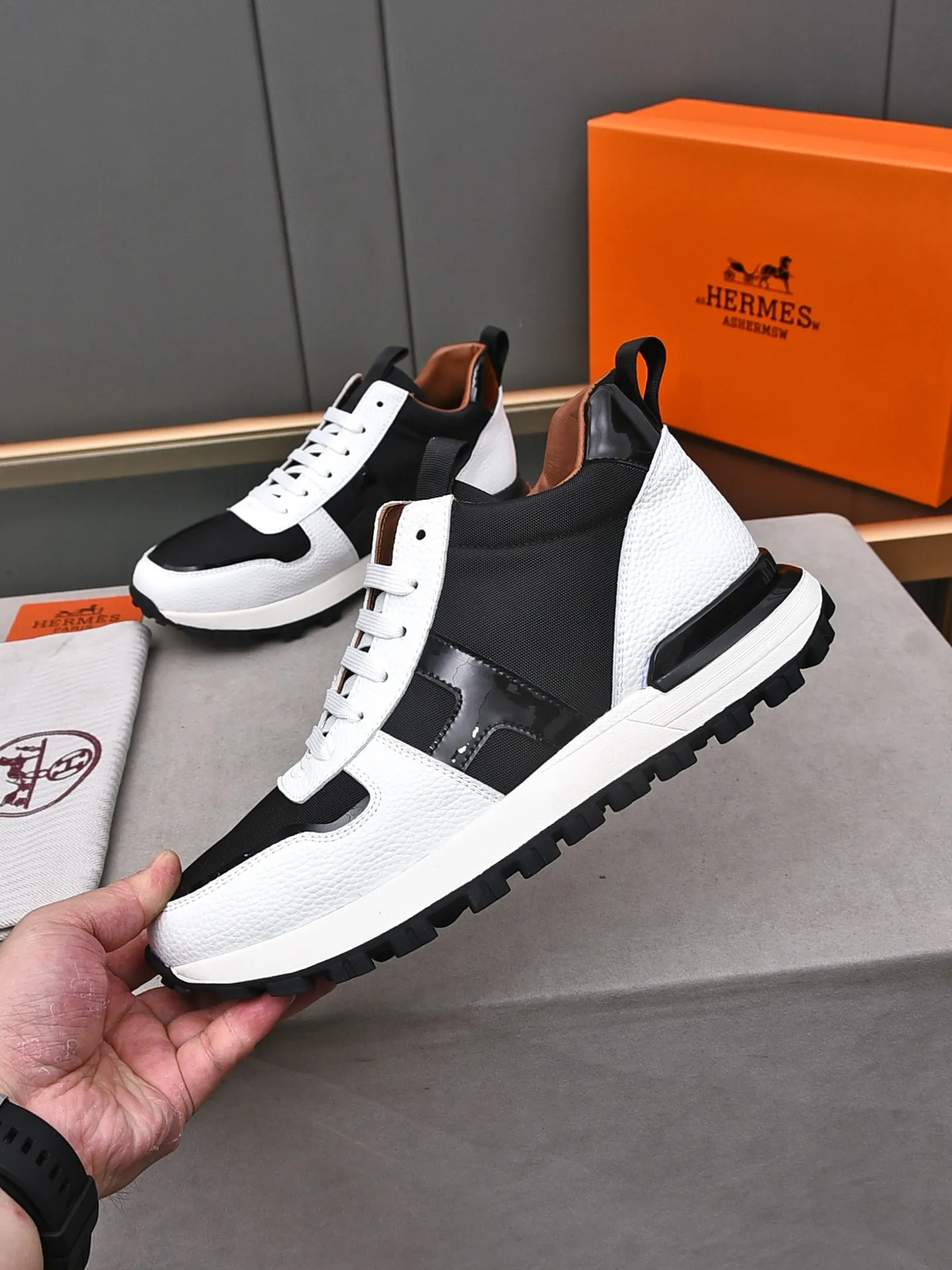 📛📛📛PPP480 (Hermes high-top)🆕Men's color-blocked sneakers, decorated with textured calfskin details. Spliced ​​with original cowhide, this shoe draws inspiration from the equestrian world, integrating technical details and practical functions. Breathable sheep lining, rubber wear-resistant outsole, high-end quality, every detail is perfectly combined! Size: 38-44 (45 can be customized)